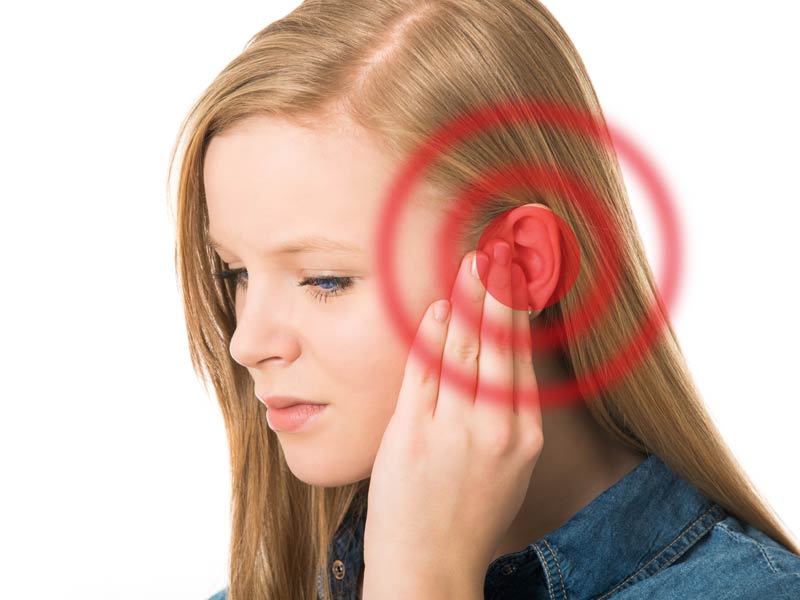Chica con dolor de oídos