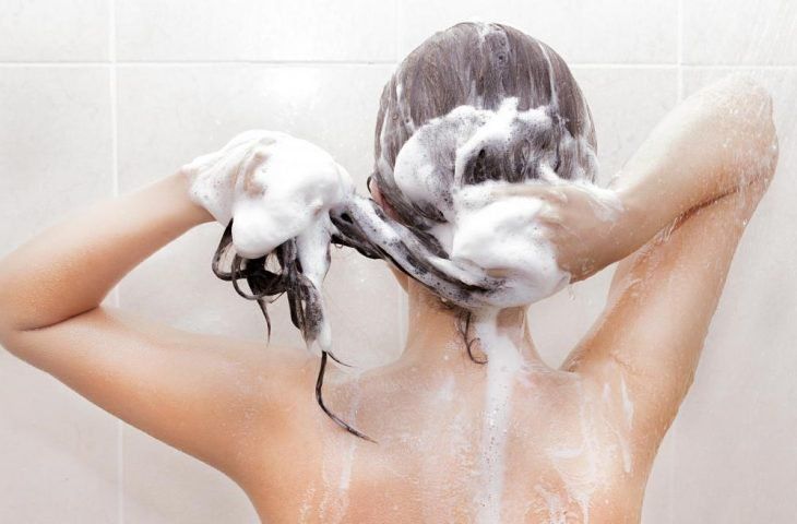 Chica lavando su cabello