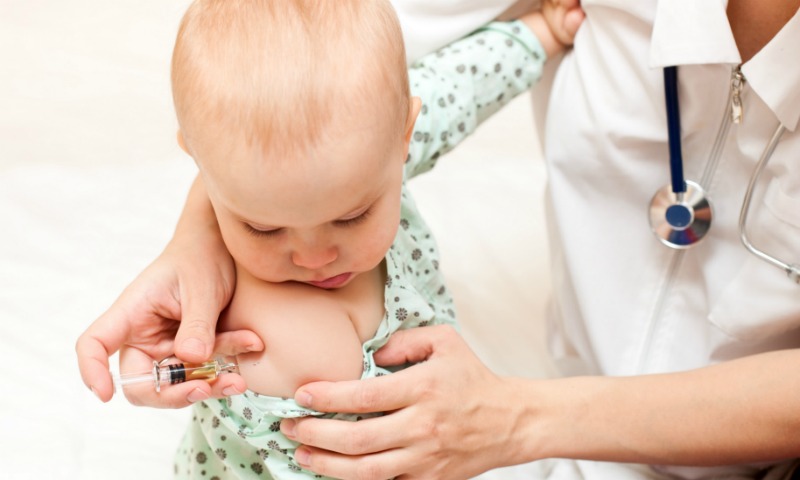 Niño recibiendo vacunas