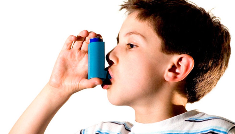 Niño con asma e inhalador