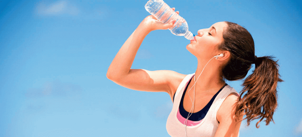 Chica tomando agua Chica tomando agua