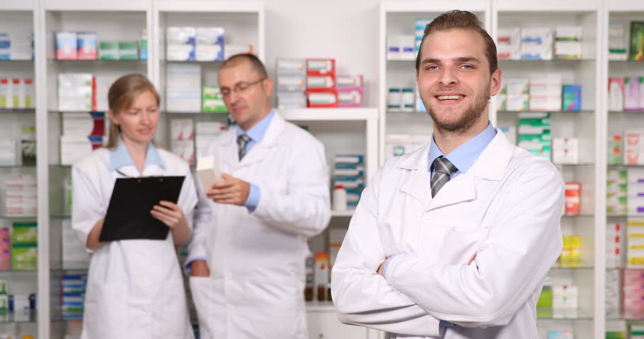 Personas en farmacia vendiendo Piroxicam de Aurax laboratorio