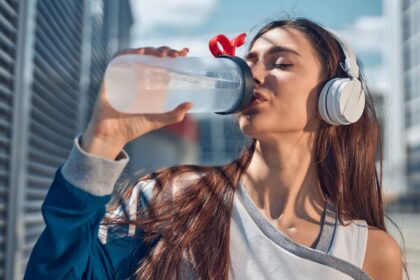 Mujer bebiendo agua
