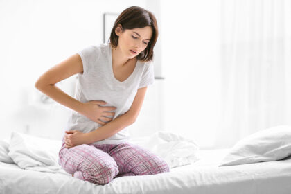 Mujer con dolor de estómago