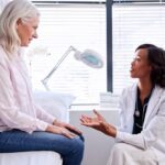 mujer en consulta con doctora