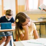 niño enfermo en la escuela
